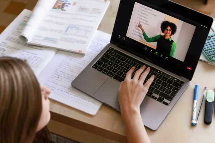 Digital Classrooms, Real Outcomes: The Future of Hybrid Learning