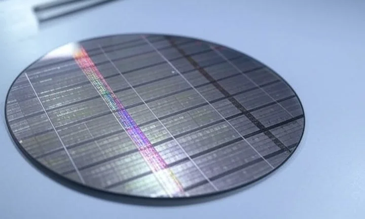 Apple Faces Glass Cloth Shortage for Chips Amid AI Demand Surge Until 2027